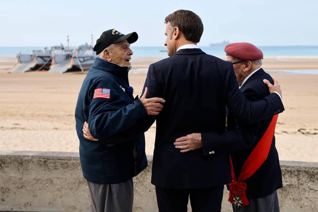 Saint-laurent-sur-mer (France), 06/06/2024.- France's President Emmanuel Macron (C) unites with US WWII veteran Andy Negra (L), and French veteran Achille Muller, last survivor of the Free French Forces, during the International commemorative ceremony at Omaha Beach marking the 80th anniversary of the World War II 'D-Day' Allied landings in Normandy, in Saint-Laurent-sur-Mer, in northwestern France, 06 June 2024. The D-Day ceremonies on June 6 mark the 80th anniversary since the launch of 'Operation Overlord', a vast military operation by Allied forces in Normandy, which turned the tide of World War II, eventually leading to the liberation of occupied France and the end of the war against Nazi Germany. (Francia, Alemania, Reino Unido) EFE/EPA/LUDOVIC MARIN / POOL MAXPPP OUT