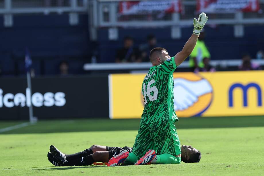 El guatemalteco Humberto Panjoj, se desmayó antes de finalizar el primer tiempo del partido entre Perú y Canadá. 