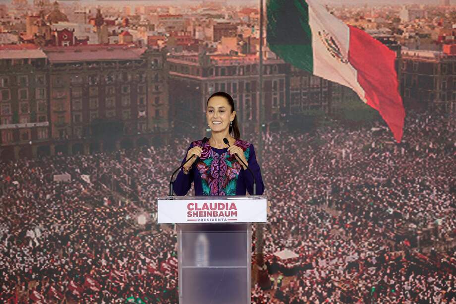 La candidata oficialista a la presidencia de México, Claudia Sheinbaum, habla durante una conferencia de prensa este lunes en la Ciudad de México (México). 