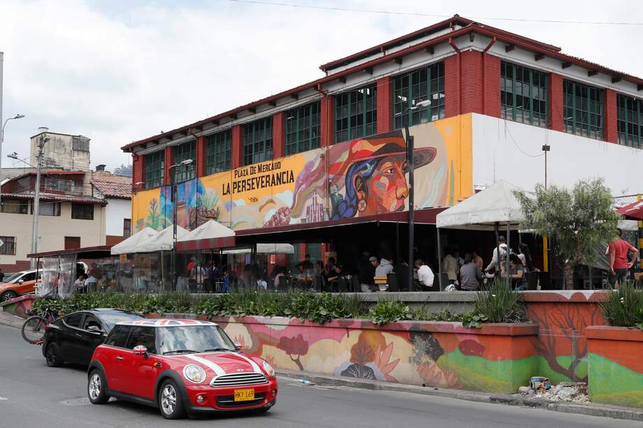 Fotografía de la fachada de la plaza de mercado La Perseverancia, el 17 de marzo de 2024, en Bogotá (Colombia).
