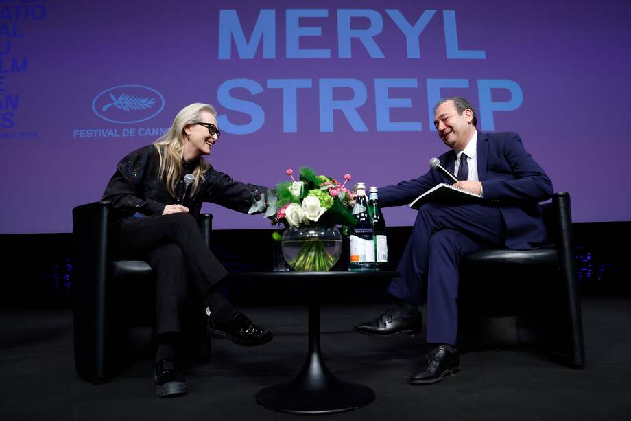 Meryl Streep (L) y el periodista francés Didier Allouch asistieron a una clase magistral durante el 77º Festival de Cine de Cannes, en Cannes, Francia, el 12 de mayo de 2024. 