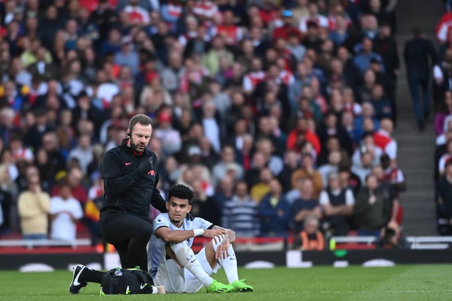 Luis Díaz, del Liverpool, recibió atención médica durante el partido de fútbol de la Premier League inglesa entre el Arsenal FC y el Liverpool FC en Londres, Gran Bretaña. Este partido fue el pasado 9 de octubre de 2022.
