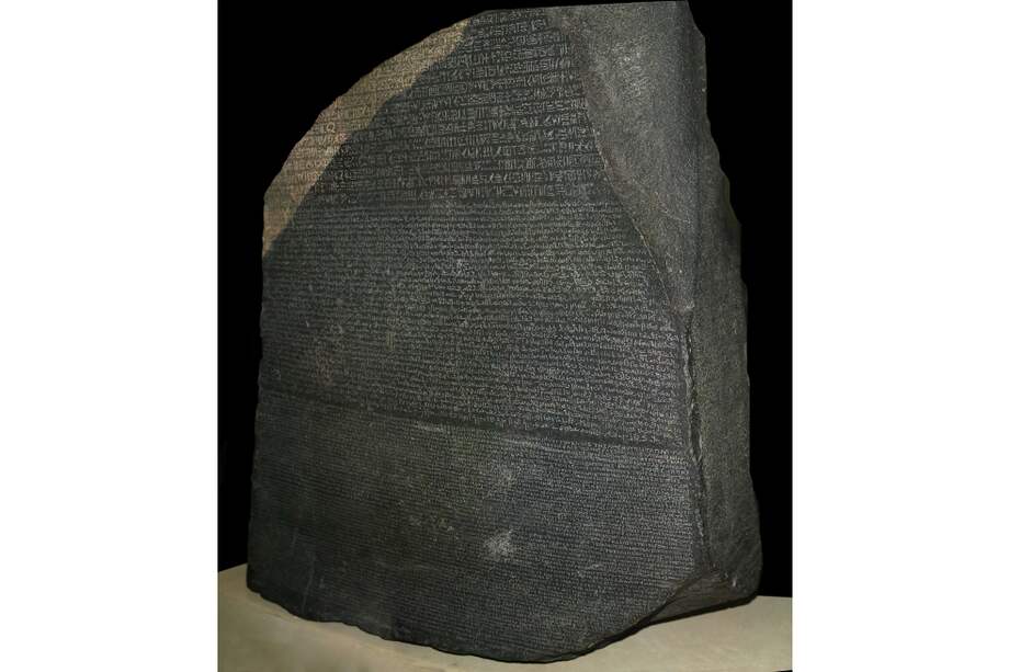 La piedra de Rosetta, se encuentra en el Museo Británico, y data del año 196 antes de Cristo.