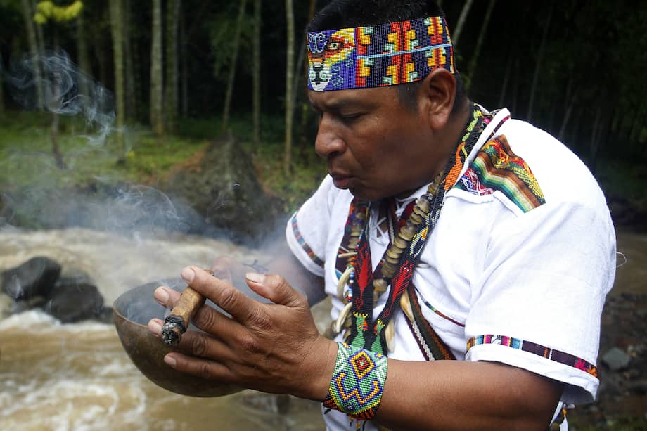 Jaibaná o médico tradicional José Arnulfo Vaguiaza, miembro de la comunidad Embera Chamí, mientras realiza un ritual de limpieza espiritual en el resguardo Karmata Rúa durante la ruta de turismo étnico en el municipio de Jardín, Antioquia (Colombia). 
