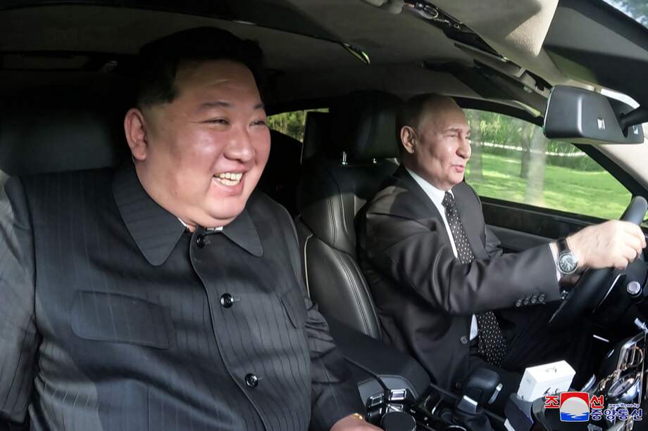 El presidente ruso, Vladimir Putin, y el líder norcoreano Kim Jogn, en unalimusina Aurus en Pyongyang durante la visita del presidente ruso al país asiático. Cortesía de la Agencia Oficial de Noticias de Corea del Norte (KCNA).