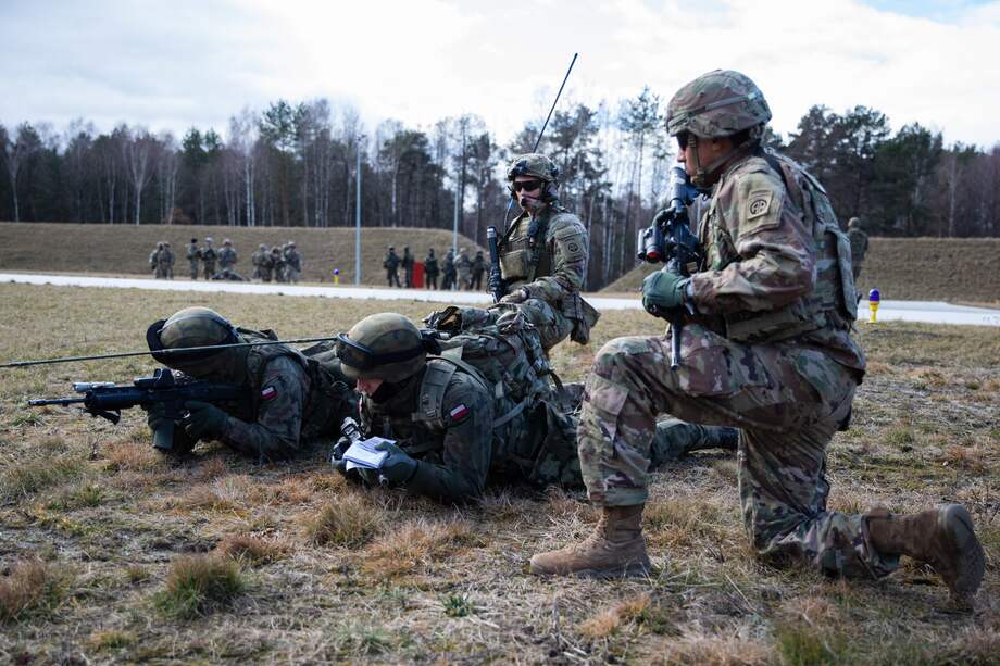 Los paracaidistas de la 82.ª División Aerotransportada entrenan junto a sus aliados polacos asignados a la 21.ª Brigada de Fusileros como parte de un evento de entrenamiento combinado el 22 de febrero de 2022.