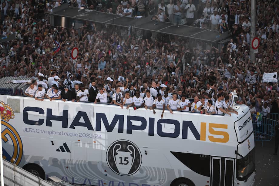 Los jugadores del Real Madrid celebran con la afición la victoria del equipo en la final de la Liga de Campeones, este domingo en la Plaza de Cibeles. 
