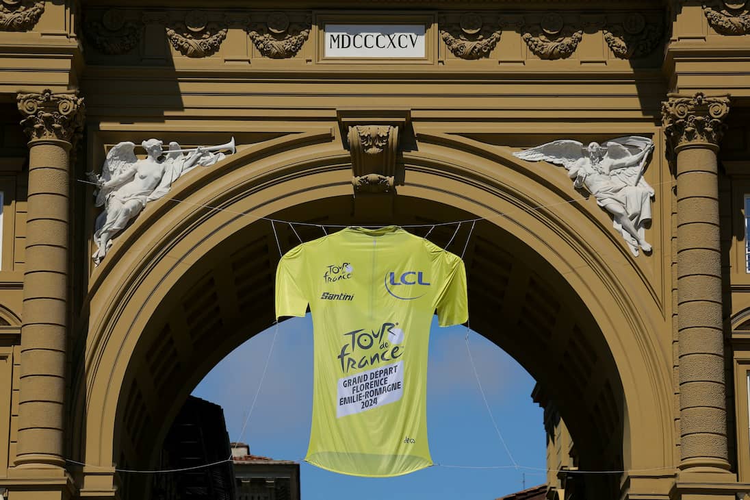 Un maillot amarillo gigante del Tour de Francia cuelga de un arco en Florencia el 26 de junio de 2024, antes del comienzo de la carrera ciclista Tour de Francia 2024. El Tour de Francia de 2024 comienza el 29 de junio en la ciudad italiana de Florencia y termina el 21 de julio en Niza.