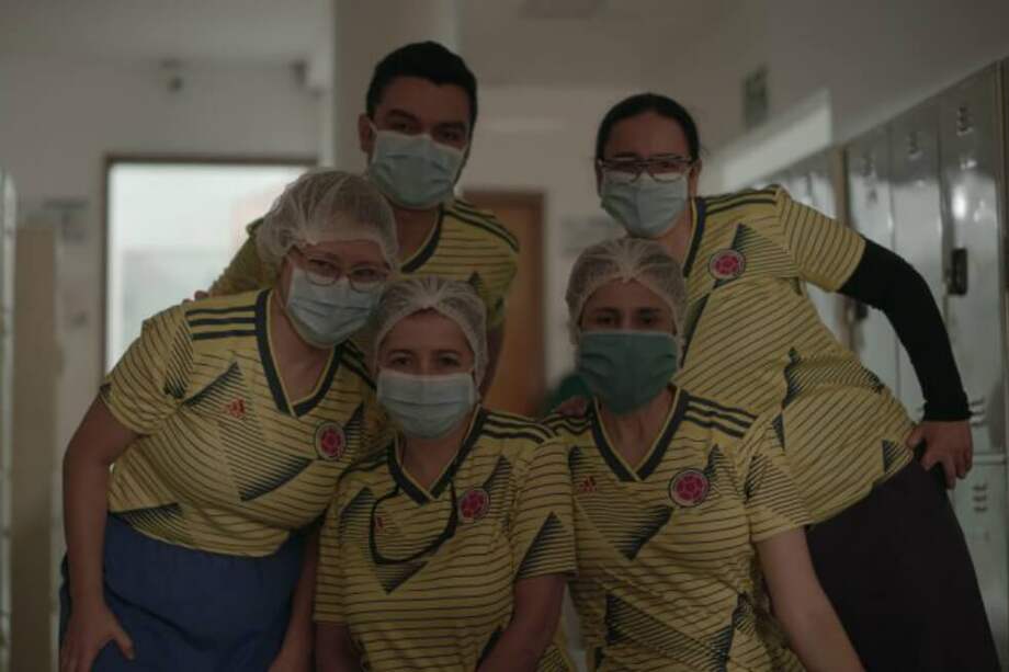 El personal médico también recibió la camiseta de la selección de Colombia. / FCF