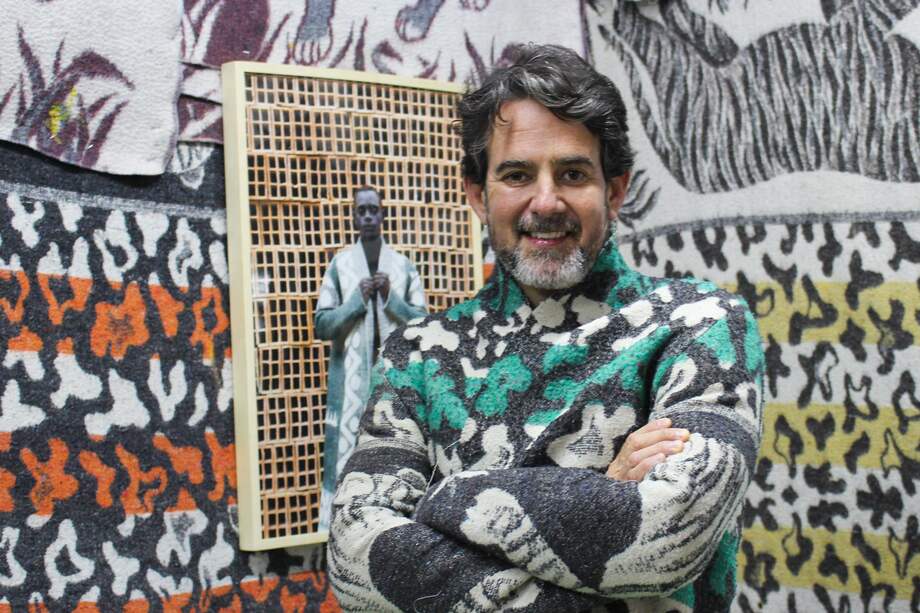 Camilo Montaño, uno de los organizadores de Barcú, con una pieza de Diamantina Arcoíris, diseñadora colombiana. Este evento cultural se termina hoy, en La Candelaria.