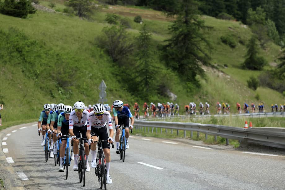 El ciclista belga Tim Wellens (delantero) del equipo Emirates de los EAU lidera el pelotón en el ascenso a Galibier durante la cuarta etapa de la carrera ciclista Tour de Francia 2024 de 139 km desde Pinerolo a Valloire, Francia, el 2 de julio de 2024.