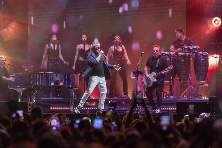 Actuación del cantante Alejandro Sanz en la ciudad española de Zaragoza con su gira "Sanz en vivo" el pasado 25 de junio.