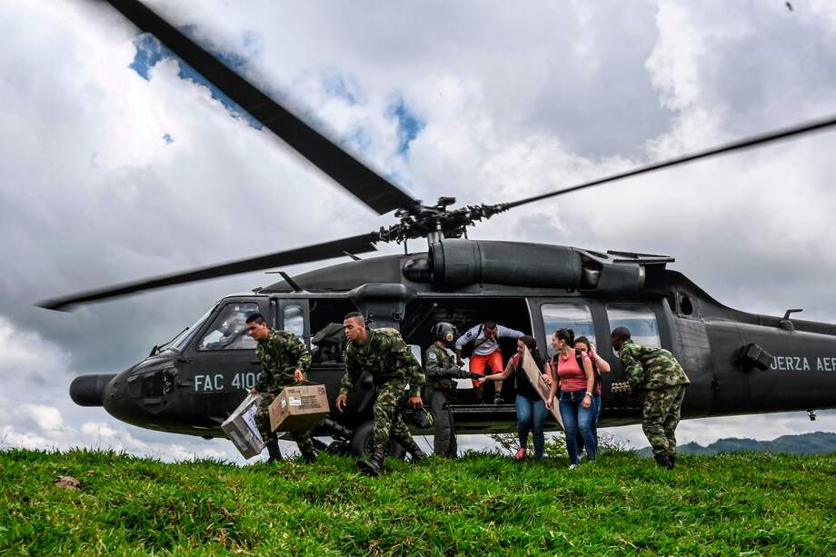 Foto de referencia tomada el 25 de octubre de 2019 y que muestra a las autoridades electorales recibiendo ayuda de soldados que transportan material electoral mientras descienden de un helicóptero aéreo en Antioquia.