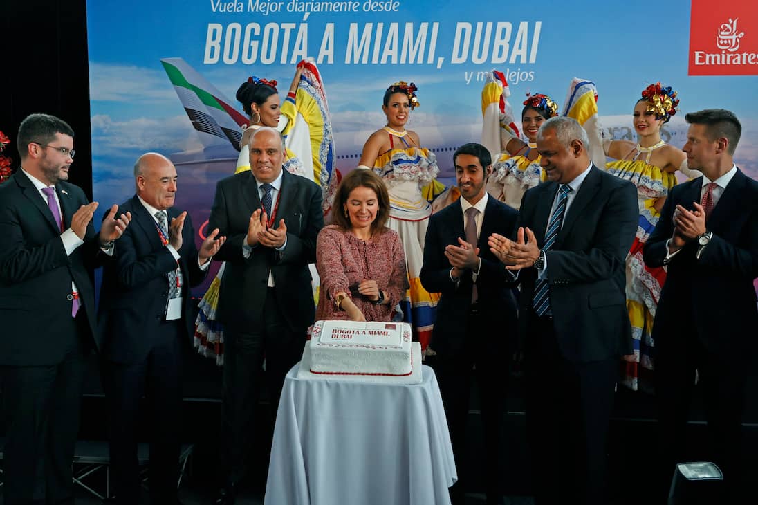 COL500. BOGOTÁ (COLOMBIA), 05/06/2024.- La directora de OPAIN, Natali Leal (c) corta un pastel junto al vicepresidente ejecutivo de Ventas de Pasajes y Gestión de Países de la aerolínea Emirates, Nabil Sultan (2d), y a Sergio París (2i), director de Aerocivil, este miércoles en el aeropuerto El Dorado en Bogotá (Colombia). La aerolínea Emirates dio el pistoletazo de salida para su nueva ruta entre Dubái y Bogotá con escala en Miami, un "momento histórico" que refuerza las relaciones entre Colombia y Emiratos Árabes Unidos (UAE) y que supone la "primera gran conexión entre Oriente Medio y el norte de Sudamérica". EFE/ Mauricio Dueñas Castañeda