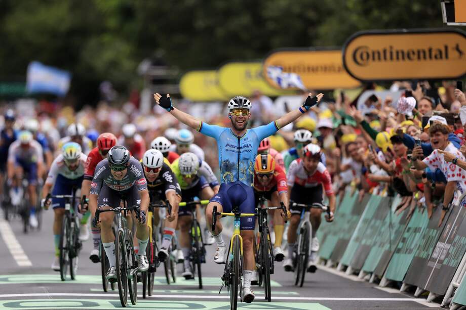 El ciclista británico Mark Cavendish del equipo Astana Qazaqstan celebra mientras cruza la línea de meta para ganar la quinta etapa de la carrera ciclista Tour de Francia 2024 de 177 km desde Saint-Jean-de-Maurienne hasta Saint Vulbas, Francia, el 3 de julio de 2024.