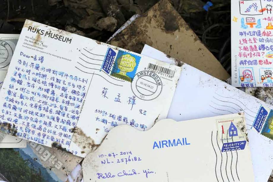 Postales y cartas de correo aéreo, selladas en Ámsterdam y fechadas, yacen entre los escombros de la cabina en el lugar del accidente del Boeing 777 del vuelo MH17 de Malaysia Airlines, que se estrelló cuando sobrevolaba el este de Ucrania el 19 de julio de 2014. En total, 298 personas murieron.