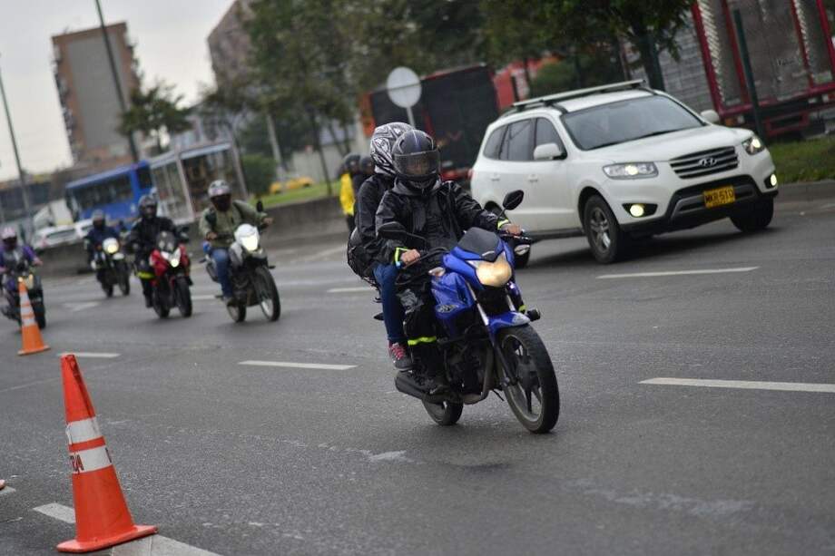Muchos motociclistas utilizan la moto como medio de transporte familiar sin saber que, en algunas ciudades, pueden recibir una multa por llevar a un niño a bordo.