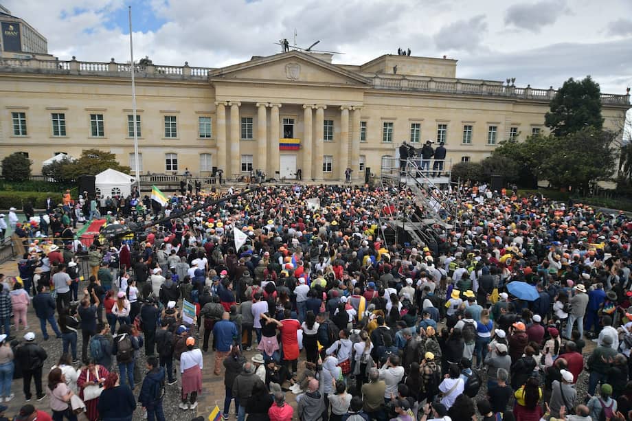 Simpatizantes del Gobierno durante uno de los llamados balconazos del presidente Gustavo Petro.