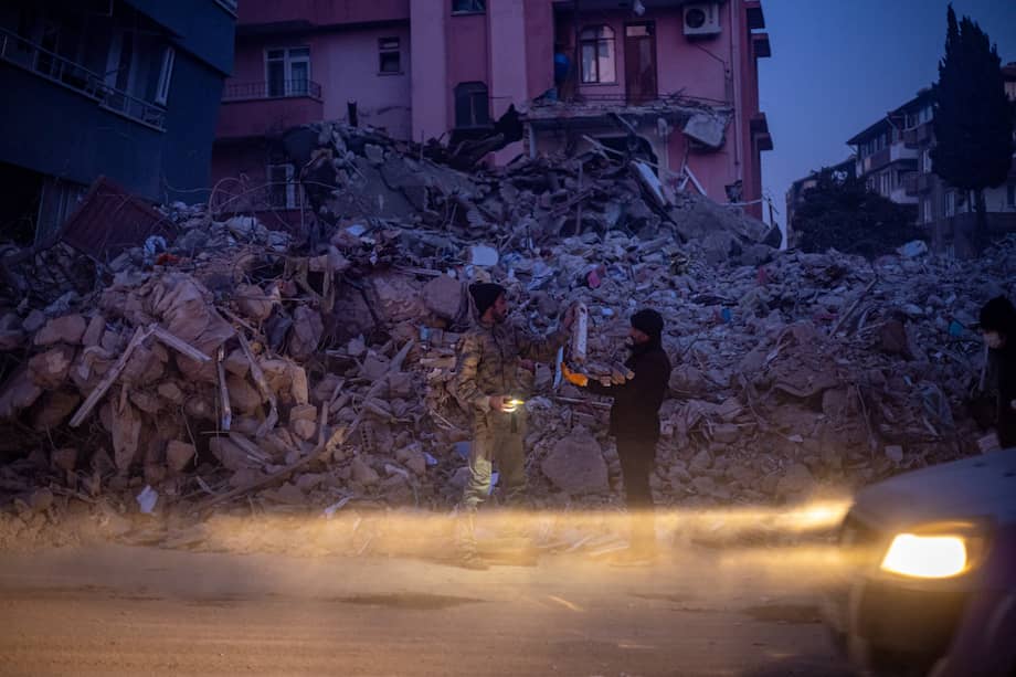 Hombres recogen madera de los escombros de edificios derrumbados tras un fuerte terremoto, en Hatay, Turquía. Más de 35.000 personas han muerto y miles más han resultado heridas tras dos grandes terremotos azotaron el sur de Turquía y el norte de Siria el 6 de febrero.
