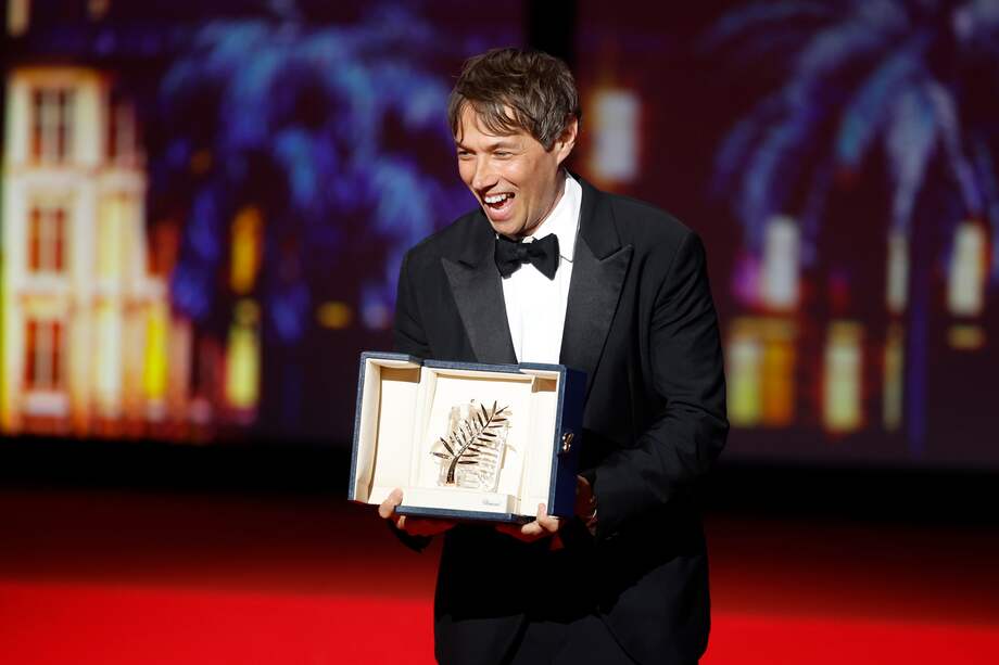 Cannes (France), 25/05/2024.- Sean Baker receives the 'Palme D'Or' Award for 'Anora' during the closing and awards ceremony of the 77th annual Cannes Film Festival, in Cannes, France, 25 May 2024. The film festival runs from 14 to 25 May 2024. (Cine, Francia) EFE/EPA/SEBASTIEN NOGIER
