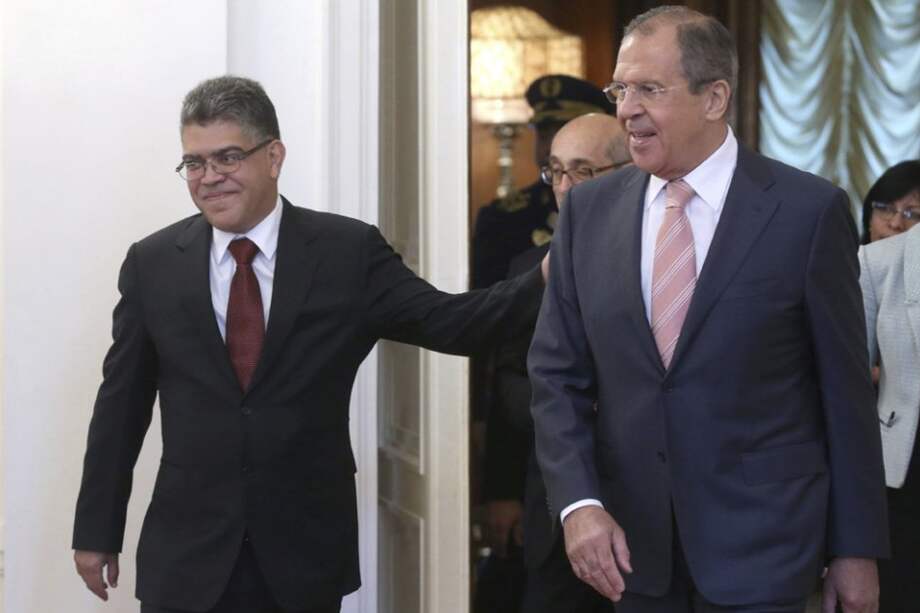 El ministro de Exteriores ruso, Serguéi Lavrov (d), recibe a su homólogo venezolano, Elías Jaua Milano, a su llegada a auna reunión bilateral que ambos mantuvieron en el Ministerio de Exteriores de Moscú.  / EFE