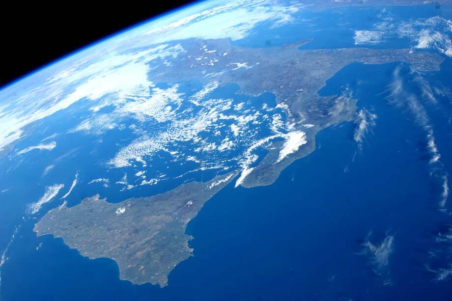 El astronauta italiano de la ESA Paolo Nespoli tomó esta imagen de su tierra natal desde la Estación Espacial Internacional en enero de 2011.
