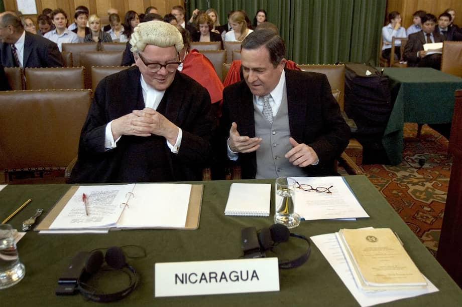 El embajador de Nicaragua ante La Haya, Carlos José Argüello Gómez (dcha), conversa con el consejero británico de Nicaragua Ian Brownlie