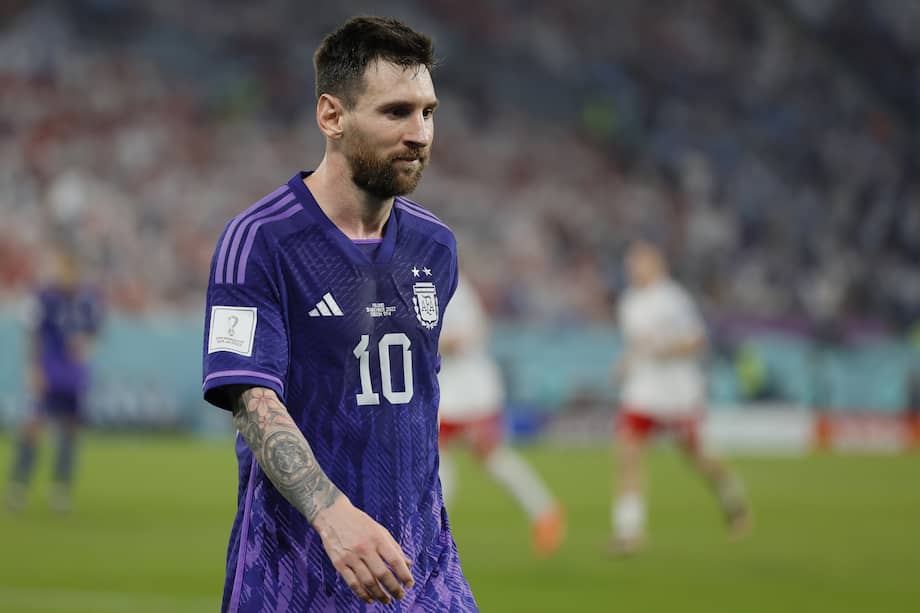 El arquero de Polonia atajó el penal de Messi después de la acción revisada por el VAR a favor de Argentina.