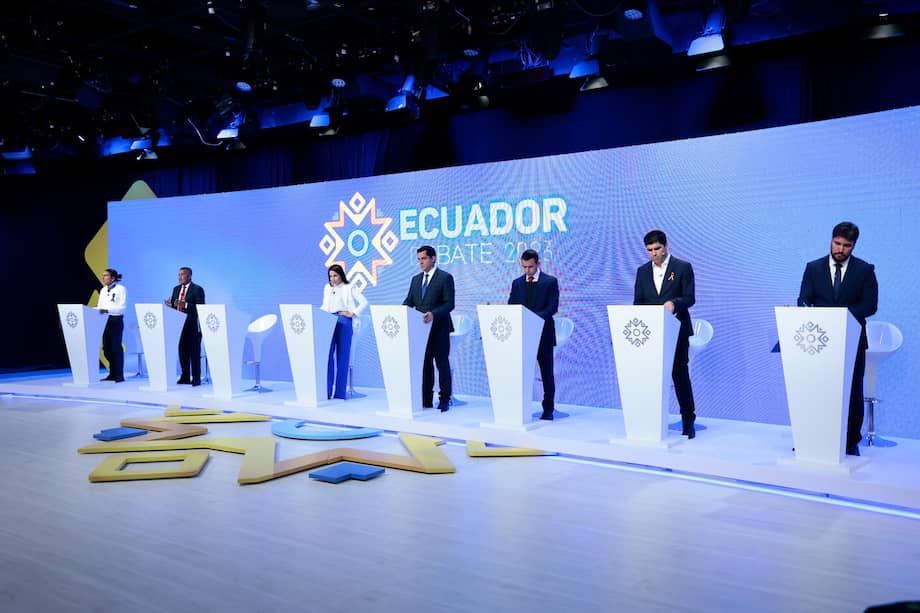 Fotografía cedida por el Consejo Nacional Electoral (CNE) de Ecuador que muestra a los candidatos a la Presidencia que participan en el debate del canal EcuadorTV, en Quito (Ecuador). 