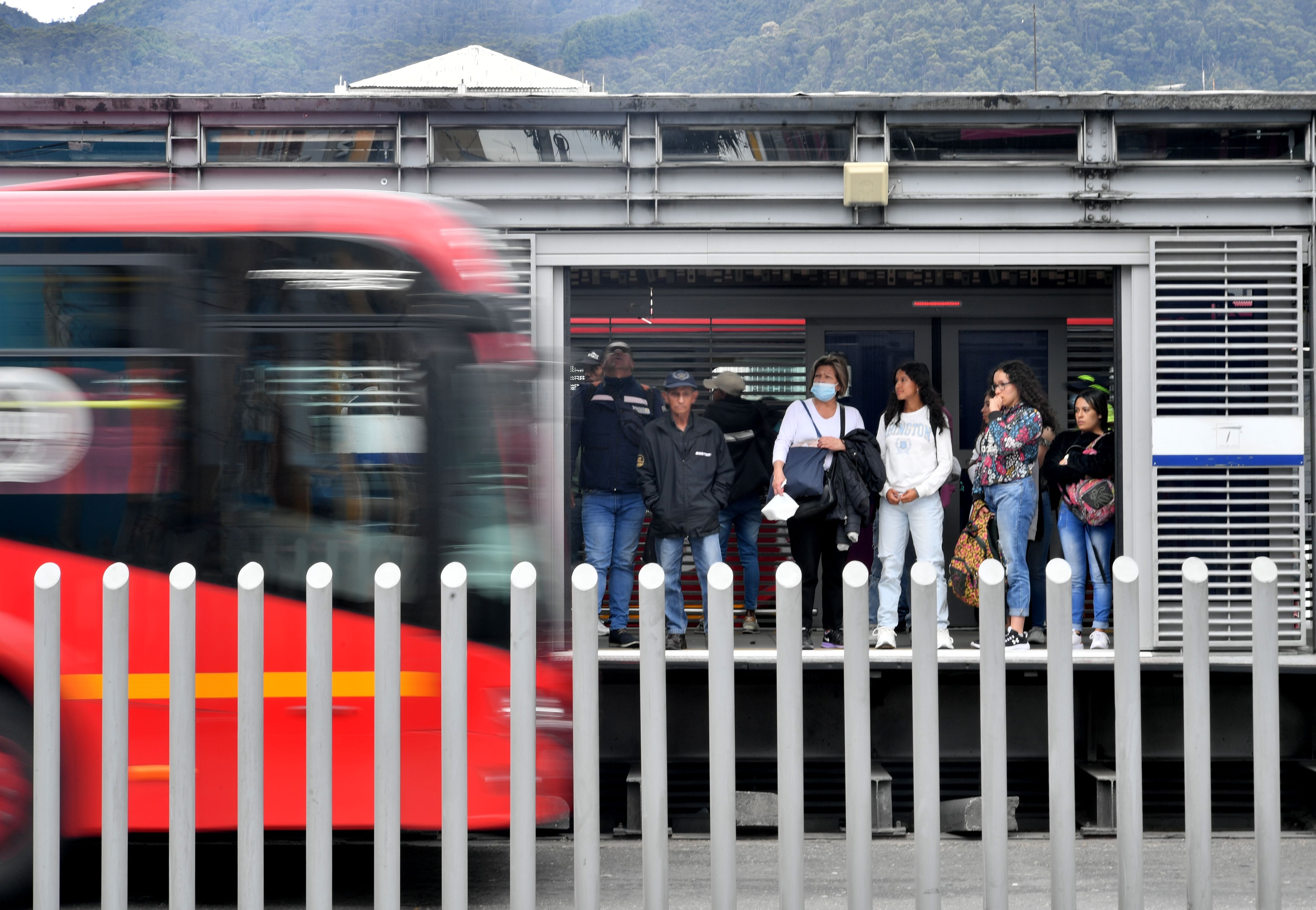 Bus de Transmilenio arrolló a colado en estación Fucha: perdió parte de su  pierna | EL ESPECTADOR