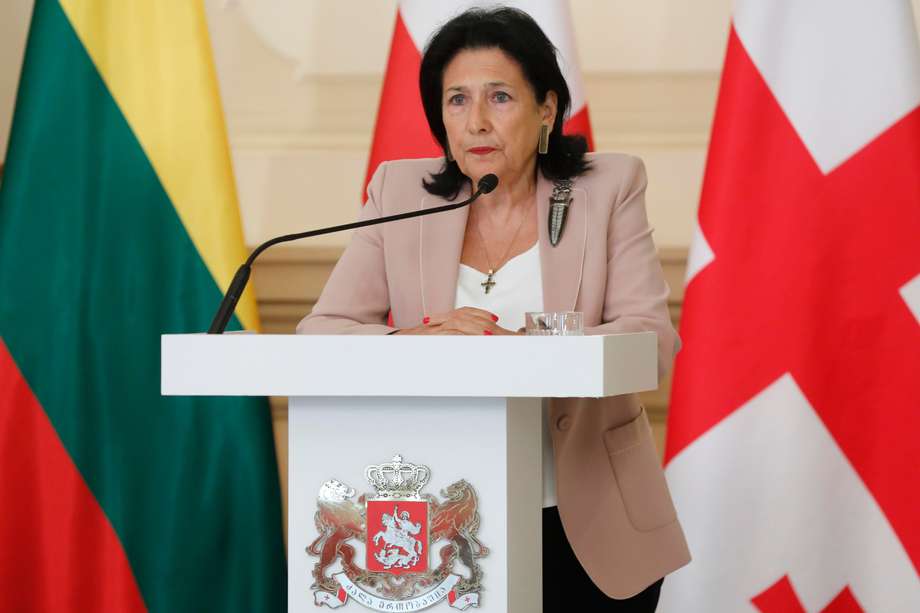 La presidenta de Georgia, Salomé Zurabishvili, habla durante una conferencia de prensa conjunta con los ministros de Asuntos Exteriores tras sus conversaciones en Tbilisi, Georgia, el 15 de mayo de 2024.
