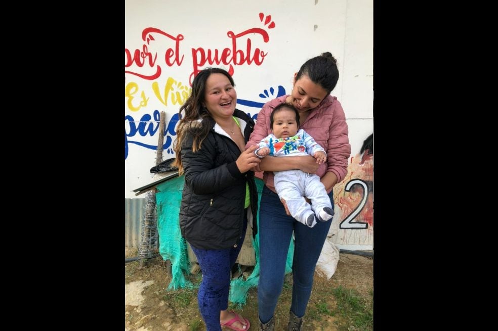 Ruth junto a su hijo Jhon, de 2 años y Ángela María Herrera, de Manifiesta.