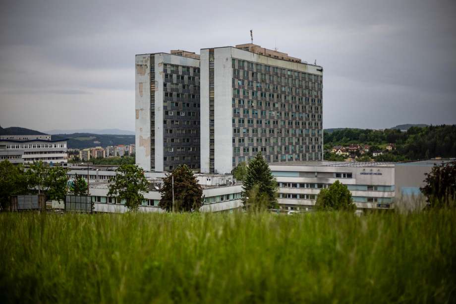 El Hospital Universitario F. D. Roosevelt, donde el primer ministro eslovaco, Robert Fico, está siendo tratado después de recibir un disparo dos días antes, en Banska Bystrica, Eslovaquia, el 17 de mayo de 2024.

